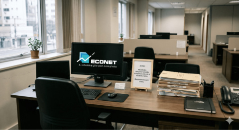 Imagem de um ambiente de escritório moderno com computador, documentos e telefone, destacando a presença de um monitor com o logo da ECONET, ideal para conteúdo de negócios e profissionais.